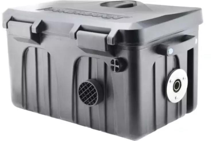 Schwarzer rechteckiger Kunststoffbeh&auml;lter mit Deckel, zwei Verschl&uuml;ssen oben, seitlichen runden &Ouml;ffnungen und einer runden Metallplatte mit Loch an der rechten Seite