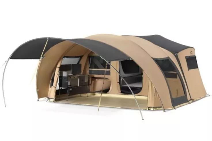 Beige-dunkelgraues Tunnelzelt mit offenem Eingangsbereich, sichtbarem Gest&auml;nge, Fenstern und Innenraum mit Regalen und Sitzgelegenheit