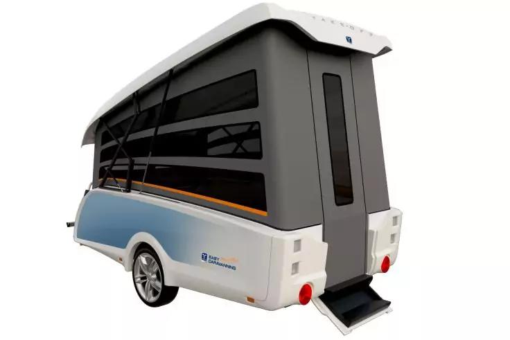 Wei&szlig;er Anh&auml;nger mit grauem Heck, blauem Seitenpaneel, schwarzen Lamellenfenstern, einem Rad und offenem Hecktritt