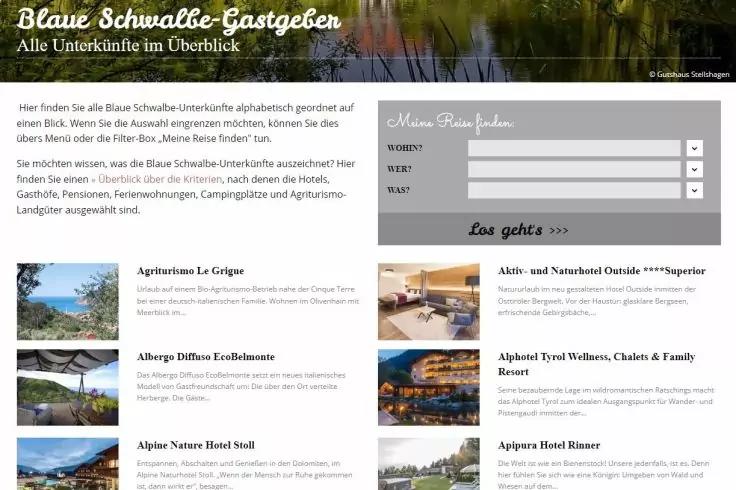 Screenshot einer Webseite mit der Kopfzeile Blaue Schwalbe-Gastgeber und dem Untertitel Alle Unterk&uuml;nfte im &Uuml;berblick. Rechts ein graues Suchformular mit drei Eingabefeldern und dem Button Los geht's. Darunter mehrere Eintr&auml;ge mit kleinen Vorschaubil