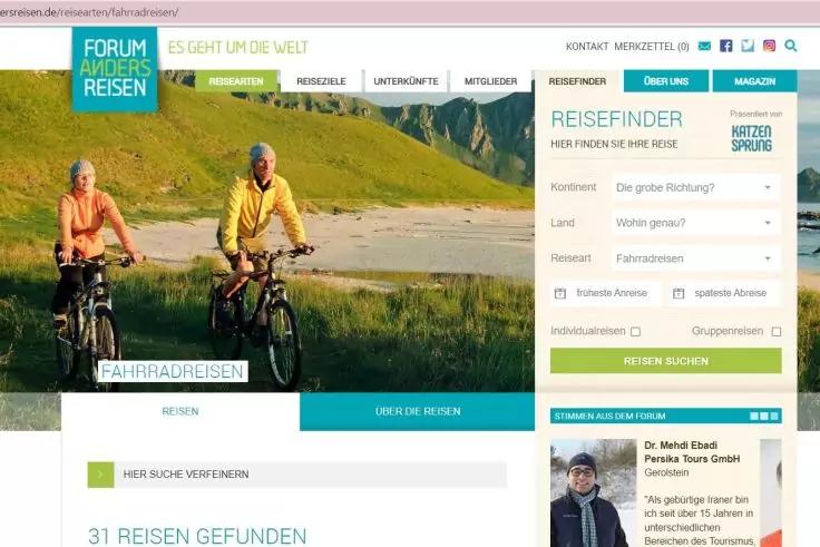 Screenshot einer Website mit zwei Personen auf Fahrr&auml;dern auf einem grasigen Weg, gr&uuml;ner H&uuml;gel und Berge im Hintergrund, rechts ein Suchformular und oben ein Logo mit Text