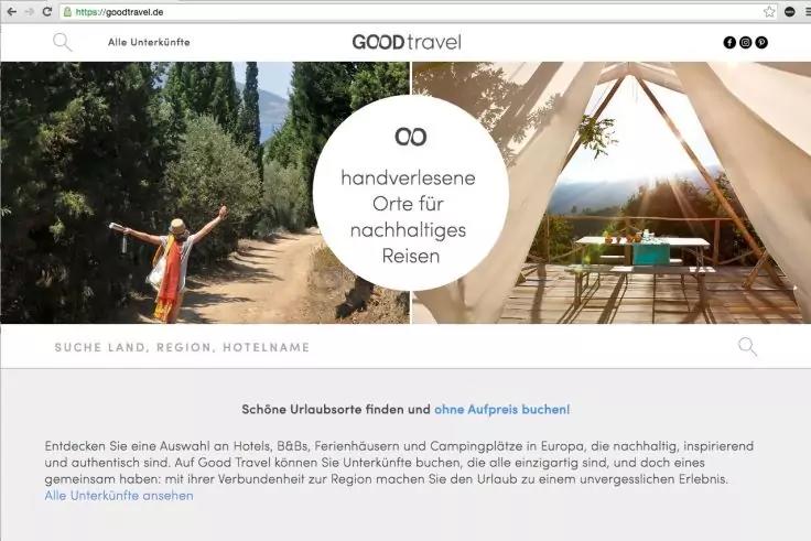 Screenshot einer Webseite mit dem Logo 'GOOD travel', wei&szlig;em Kreis mit dem Text 'handverlesene Orte f&uuml;r nachhaltiges Reisen', links eine Person mit ausgestreckten Armen auf einem Waldweg, rechts ein zelt&auml;hnliches Unterkunftsaufbau mit Terrasse und St