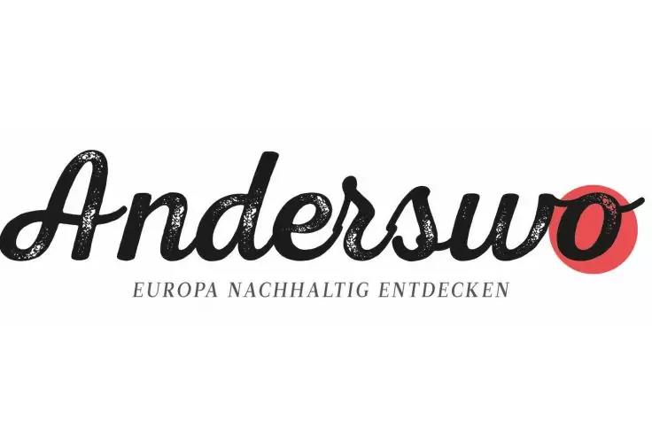 Schwarzes Schriftzug-Logo 'Anderswo' in kursiver Schreibschrift, darunter kleiner Text in Gro&szlig;buchstaben 'EUROPA NACHHALTIG ENTDECKEN', letzter Buchstabe 'o' in rotem Kreis