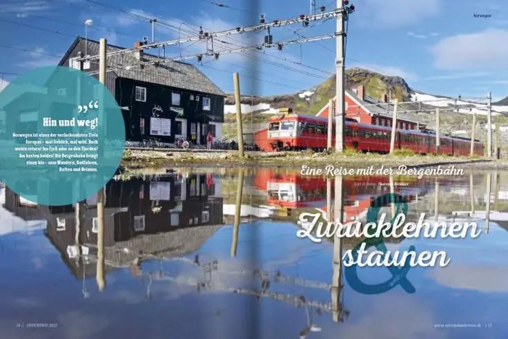 Roter Zug auf Gleis vor einem Bahnhof, dunkles Geb&auml;ude links, Oberleitungen und Masten, H&uuml;gel im Hintergrund, gro&szlig;e Spiegelung im Wasser im Vordergrund, blauer Himmel mit Wolken, wei&szlig;e Text&uuml;berlagerung und t&uuml;rkiser Kreis mit Text