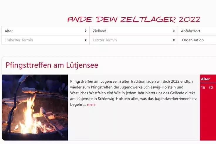 Screenshot einer Webseite mit magentafarbenem Schriftzug 'FINDE DEIN ZELTLAGER 2022' oben, Suchfeldern, der &Uuml;berschrift 'Pfingsttreffen am L&uuml;tjensee', links ein Foto eines offenen Feuers mit Flammen und Holzscheiten, rechts ein rotes Feld mit 'Alter