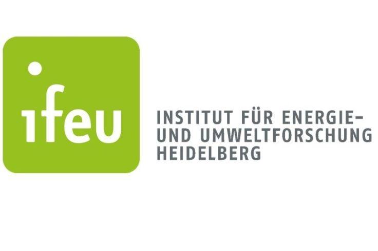 Linkes gr&uuml;nes, abgerundetes Quadrat mit wei&szlig;em Schriftzug 'ifeu'; rechts grauer Schriftzug 'INSTITUT F&Uuml;R ENERGIE- UND UMWELTFORSCHUNG HEIDELBERG'