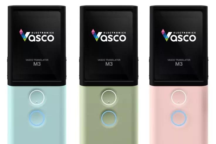 Drei nebeneinander stehende Vasco M3-Ger&auml;te; schwarze Oberteile mit Logo und Modellbezeichnung; pastellblaue, -gr&uuml;ne und -rosa Unterteile mit rundem Leuchtring-Knopf