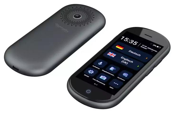 Zwei graue ovale Ger&auml;te; eins zeigt Touchscreen mit Uhrzeit 15:35, L&auml;nderflaggen (Deutschland, Gro&szlig;britannien) und App-Symbole, das andere zeigt die R&uuml;ckseite mit rundem Lautsprechergitter