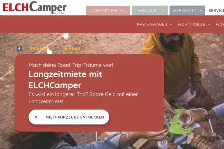 Website-Header mit Logo 'ELCHCamper' oben links, roter Banner mit weißem Text 'Mach deine Road-Trip-Träume wahr! Langzeitmiete mit ELCHCamper' und Button 'MIETFAHRZEUGE ENTDECKEN', im Hintergrund zwei Personen sitzend, eine reicht der anderen einen g