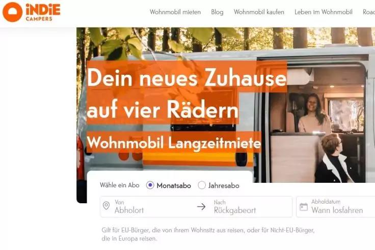 Screenshot einer Webseite mit orangener Textbox mit dem Text Dein neues Zuhause auf vier Rädern - Wohnmobil Langzeitmiete, Foto eines geöffneten Wohnmobils mit zwei Personen im Innenraum, Bäume im Hintergrund, INDIE Campers-Logo oben links