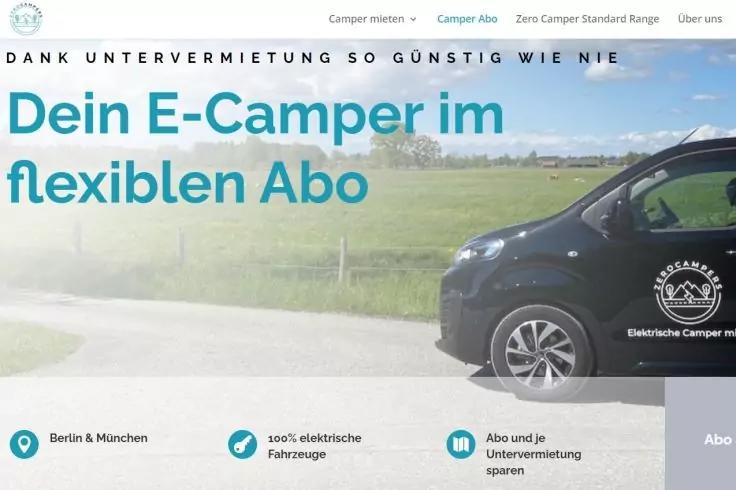 Vorderansicht eines schwarzen Elektro-Campers rechts auf einer Landstraße, links Wiese und blauer Himmel, großer blauer Text ‚Dein E-Camper im flexiblen Abo‘ über dem Bild