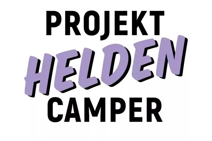 Drei Zeilen Text auf wei&szlig;em Hintergrund: oben &bdquo;PROJEKT&ldquo; in schwarzen Gro&szlig;buchstaben, in der Mitte &bdquo;HELDEN&ldquo; in lilafarbenen Gro&szlig;buchstaben mit schwarzer Schattierung, unten &bdquo;CAMPER&ldquo; in schwarzen Gro&szlig;buchstaben
