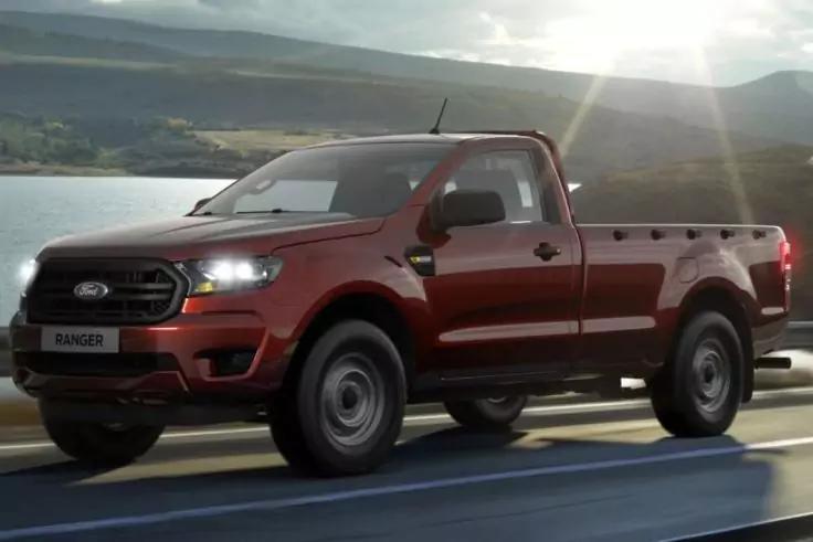 Roter Pickup auf einer Stra&szlig;e neben einem See, Berge im Hintergrund, Sonnenlicht am Horizont