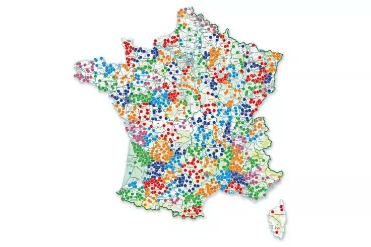 Umrisskarte von Frankreich mit mehrfarbigen Punkten &uuml;ber dem Gebiet, Korsika unten rechts, wei&szlig;er Hintergrund