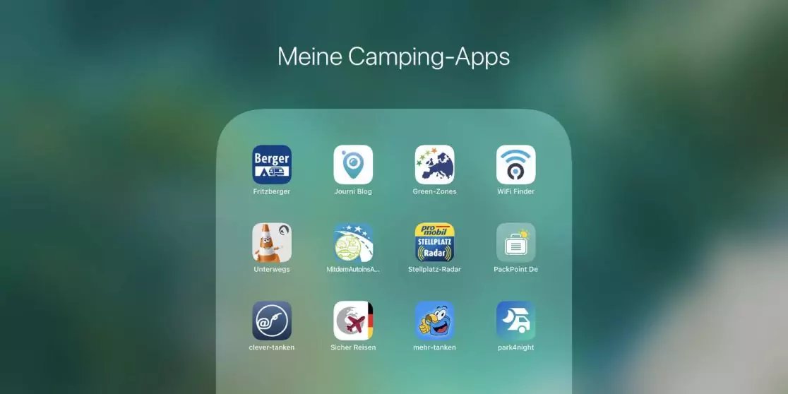 Offener Ordner mit dem Titel "Meine Camping-Apps" zeigt zw&ouml;lf App‑Symbole in einem abgerundeten Kasten vor verschwommenem gr&uuml;nem Hintergrund