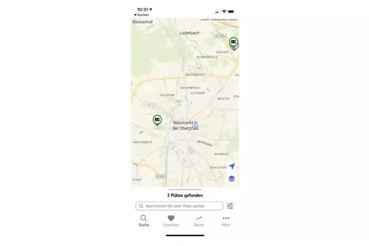 iPhone-Screenshot einer Kartenansicht mit zwei gr&uuml;nen Standortmarkern, einem Suchfeld unten, dem Text &bdquo;3 Pl&auml;tze gefunden&ldquo; &uuml;ber einer Symbolleiste und einer Statusleiste mit Uhr und Batterie oben