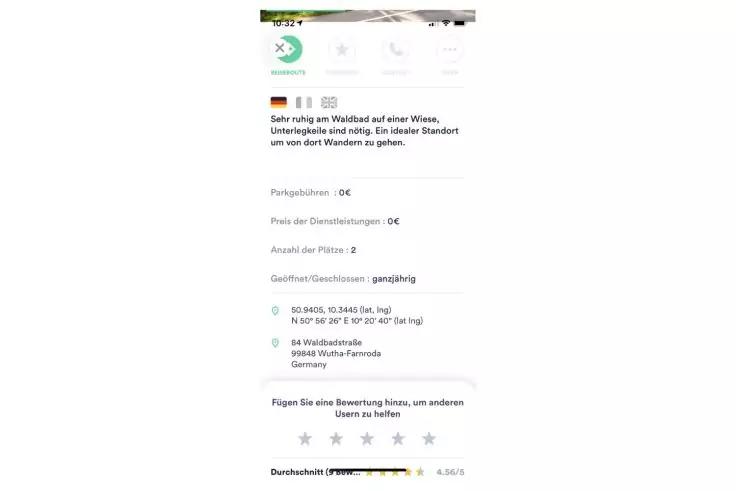 Smartphone-Screenshot einer wei&szlig;en Seite mit gr&uuml;nem Logo oben, Herz- und Teilen-Symbolen, deutschem Text in Abs&auml;tzen, Zahlenangaben, Sternsymbolen und Standortkoordinaten