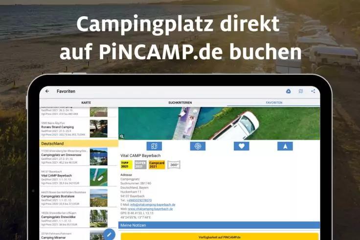 Tablet im Querformat zeigt eine Webseite mit Listenansicht, dar&uuml;ber wei&szlig;er Schriftzug &bdquo;Campingplatz direkt auf PiNCAMP.de buchen&ldquo;, im Hintergrund Strand mit Liegest&uuml;hlen und Meer
