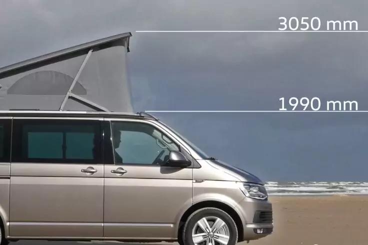 Seitenansicht eines silbernen Vans auf einem Strand, zwei horizontale Maßlinien mit Beschriftungen 3050 mm und 1990 mm, im Hintergrund Meer und bewölkter Himmel