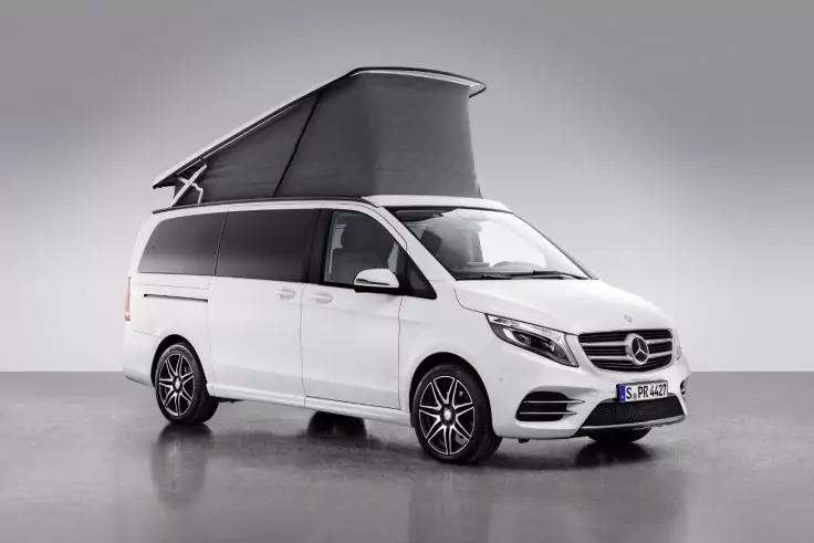 Weißer Mercedes-Van mit aufgeklapptem Aufstelldach auf reflektierendem Boden vor grauem Hintergrund