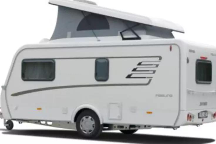 Weißer Wohnwagen mit aufgestelltem Klappdach, zwei seitlichen Fenstern, sichtbarem Rad und Hecklichtern