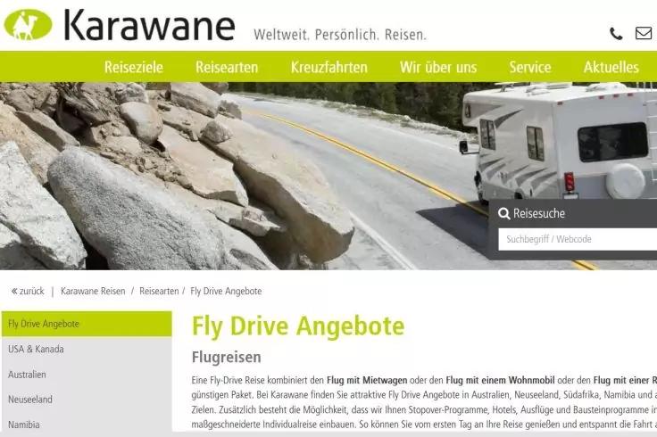 Website-Header mit gr&uuml;nem Navigationsbalken und Logo 'Karawane', darunter K&uuml;stenstra&szlig;e mit doppelter gelber Mittellinie, links Felsen, rechts teilweise sichtbares wei&szlig;es Wohnmobil, Suchfeld und Titel 'Fly Drive Angebote'