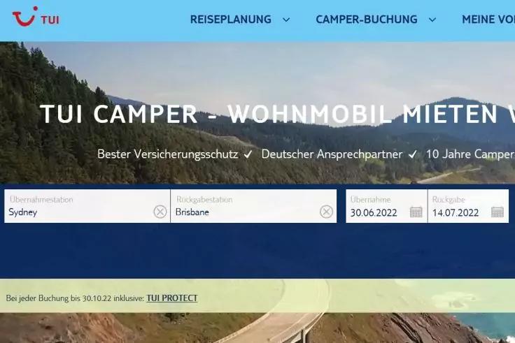 Website-Screenshot mit TUI-Logo oben links, Navigationsleiste, Hintergrundfoto von Berg und Stra&szlig;e, blaues Suchfeld mit Eintr&auml;gen 'Sydney', 'Brisbane' und Datumsfeldern 30.06.2022 - 14.07.2022, &Uuml;berschrift 'TUI CAMPER - WOHNMOBIL MIETEN'