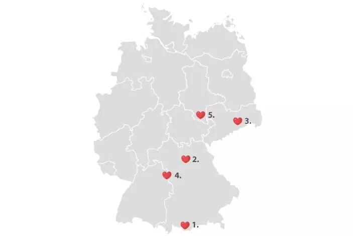 Hellgraue Deutschlandkarte mit eingezeichneten Grenzen und f&uuml;nf roten Herzmarkern, nummeriert von 1 bis 5 an verschiedenen Positionen