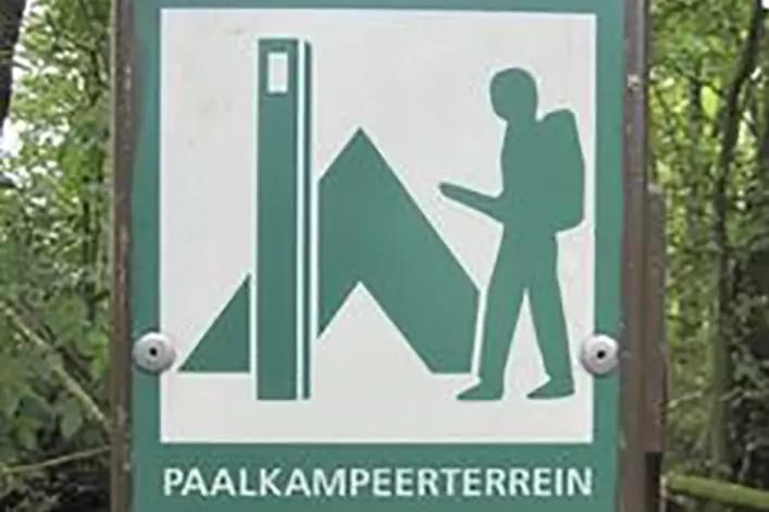 Gr&uuml;nes Schild mit Piktogramm: Zelt, stehende Person mit Rucksack neben einem Pfosten; Schriftzug "PAALKAMPEERTERREIN"