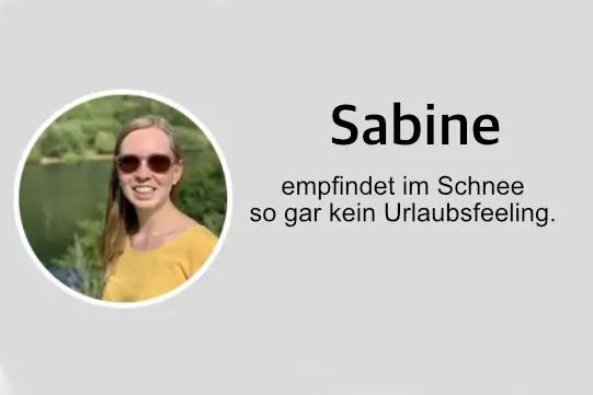 Links rundes Portr&auml;tfoto einer Person mit Sonnenbrille und gelbem Oberteil vor See und B&auml;umen; rechts der Text 'Sabine' und darunter 'empfindet im Schnee so gar kein Urlaubsfeeling.'