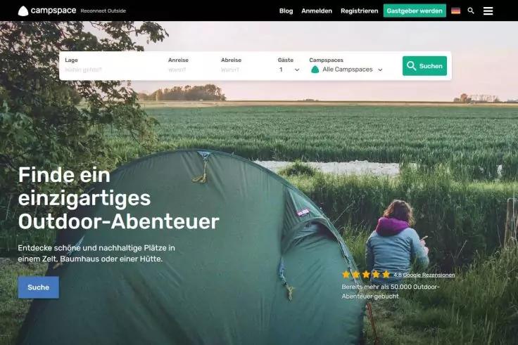 Gr&uuml;nes Kuppelzelt links im Vordergrund; rechts zwei Personen sitzen mit dem R&uuml;cken zur Kamera auf dem Gras; dahinter ein Wasserlauf und Felder, B&auml;ume am Horizont, heller rosa Himmel; dar&uuml;ber Webseitenkopf mit campspace-Logo, Suchleiste und der &Uuml;bersc