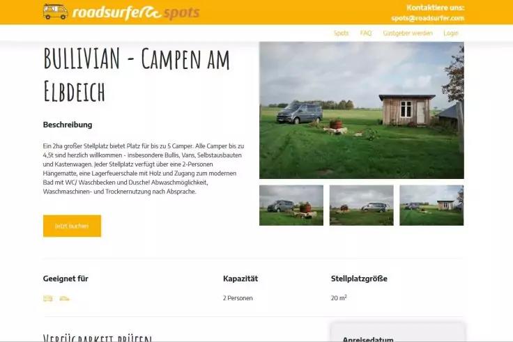 Webseiten-Screenshot: Foto einer gr&uuml;nen Wiese mit wei&szlig;em Wohnmobil und kleinem Holzhaus; links &Uuml;berschrift 'Bullivan - Campen am Elbdeich' und oranger Header mit Logo 'roadsurfer spots'