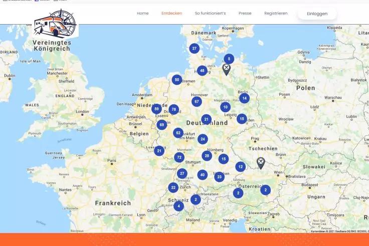 Landkarte von Deutschland und angrenzenden Ländern mit blauen, nummerierten kreisförmigen Markern an verschiedenen Orten, Logo mit dem Text 'Vereinigtes Königreich' oben links und oranger Balken am unteren Bildrand