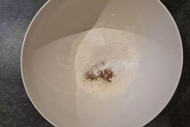 Mehr, Zucker, Salz und Zimt in Sch&uuml;ssel