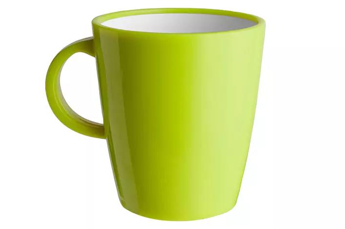 Hellgr&uuml;ne Tasse mit Henkel vor wei&szlig;em Hintergrund