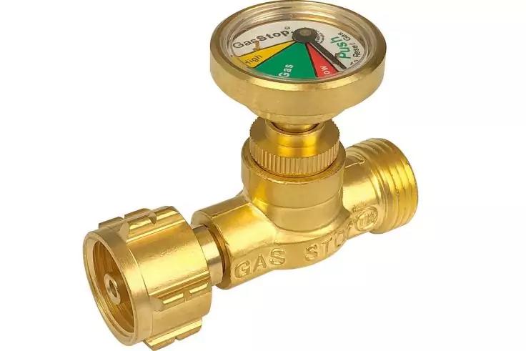 Messingfarbener Gasanschluss mit zwei Anschlussenden, der Aufschrift "GAS" auf dem Geh&auml;use und rundem Manometer mit gr&uuml;nen, gelben und roten Bereichen