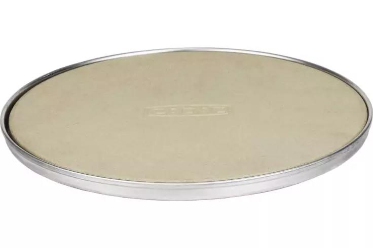 Runde beigefarbene Scheibe mit silbernem Metallrand und leichter Prägung in der Mitte auf weißem Hintergrund