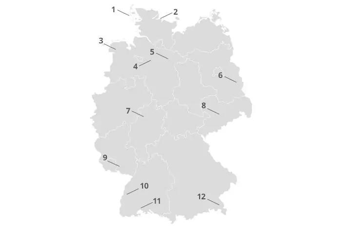 Graue Konturkarte von Deutschland mit schwach sichtbaren Bundeslandgrenzen und zwölf nummerierten Punkten verteilt über das Gebiet