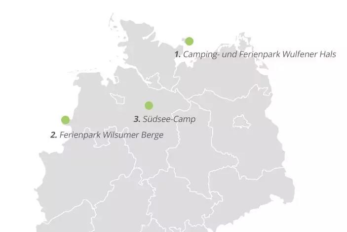 Graue Deutschlandkarte mit drei gr&uuml;nen Punkten und Beschriftungen: '1. Camping- und Ferienpark Wulfener Hals', '2. Ferienpark Wilsumer Berge', '3. S&uuml;dsee-Camp'