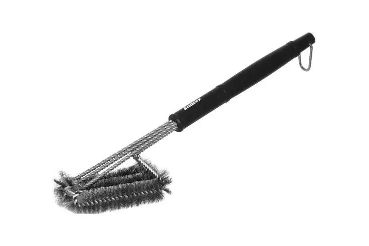 Reinigungsb&uuml;rste mit langem schwarzem Griff, dreiseitigem Drahtb&uuml;rstenkopf und Metallhaken am Griffende