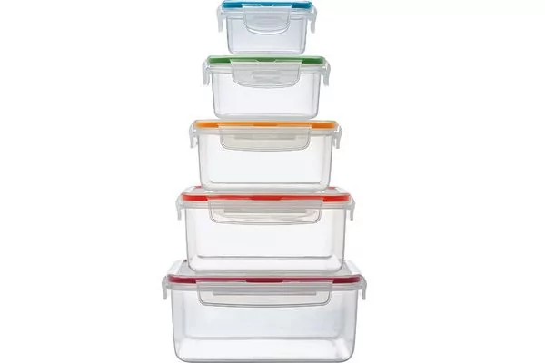 F&uuml;nf durchsichtige, rechteckige Plastikbeh&auml;lter gestapelt, mit bunten Deckeln von oben nach unten: blau, gr&uuml;n, orange, rot, violett