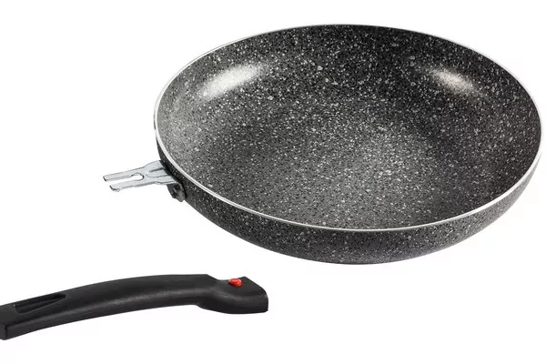 Runde, schwarz‑grau gesprenkelte Bratpfanne mit abnehmbarem schwarzen Griff auf wei&szlig;em Hintergrund