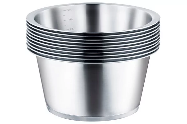 Gestapelte gl&auml;nzende Edelstahlsch&uuml;sseln mit sichtbarer Innen-Messskala auf wei&szlig;em Hintergrund