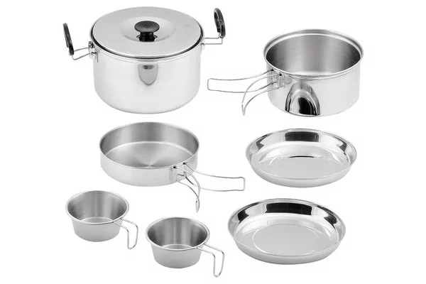 Edelstahl-Kochgeschirr: gro&szlig;er Topf mit Deckel und Griffen, kleiner Topf mit Henkel, kleine Pfanne, flache Schale, zwei Becher mit Griffen, flacher Teller