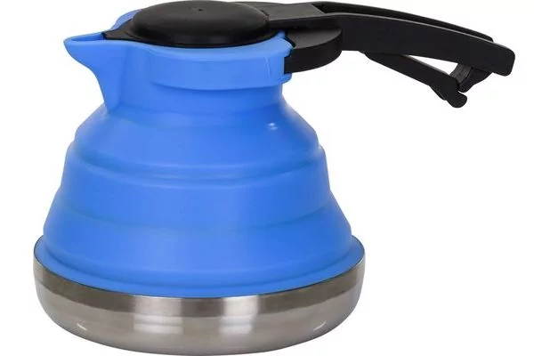 Blaue, zusammengeklappte Silikonkanne mit schwarzem Kunststoffgriff und -deckel sowie Edelstahlboden auf wei&szlig;em Hintergrund
