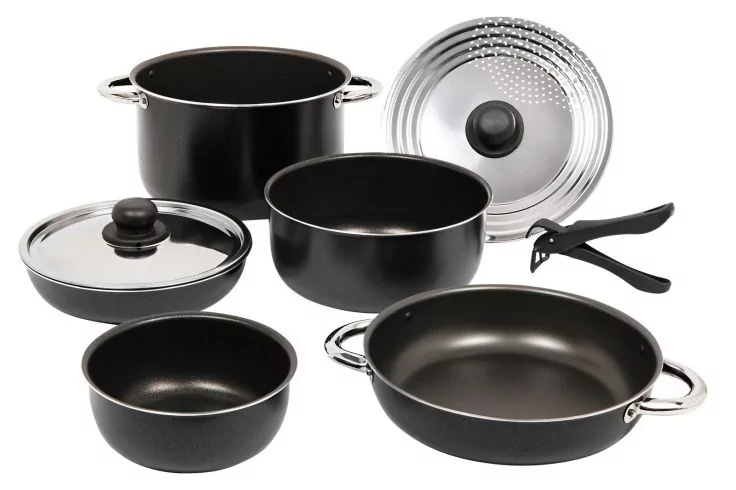 Schwarzes Kochgeschirr-Set mit f&uuml;nf T&ouml;pfen und Pfannen verschiedener Gr&ouml;&szlig;en, drei Deckeln (zwei metallisch, einer aus Glas) und einem separat liegenden schwarzen Griff auf wei&szlig;em Hintergrund