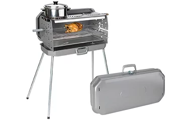 Tragbarer Klappgrill auf vier Beinen, geöffnet, mit Hähnchen am Drehspieß im Inneren, kofferförmiger Deckel daneben