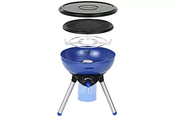 Explosionsdarstellung eines kleinen runden blauen Grills mit Deckel, zwei Grillrosten, durchsichtiger Tragring, blauer Schale mit Bedienknopf, zylindrischer blauer Basis und drei silbernen Beinen