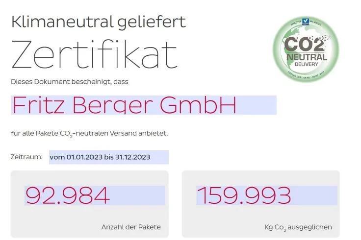Zertifikat mit Überschrift 'Klimaneutral geliefert', Siegel 'CO2 Neutral Delivery', sichtbarer Text 'Dieses Dokument bescheinigt, dass Fritz Berger GmbH für alle Pakete CO₂-neutralen Versand anbietet.', Zeitraum 'vom 01.01.2023 bis 31.12.2023', Zahle