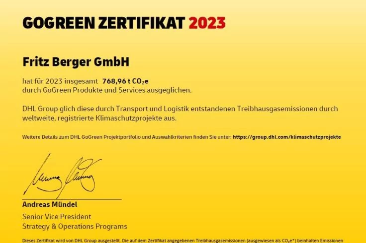 Gelbes Zertifikat mit Überschrift „GoGreen Zertifikat 2023“, Firmenname „Fritz Berger GmbH“, Text mit Angabe „768,96 t CO2e“, kurzer Fließtext und URL, Unterschrift und gedruckter Name unten